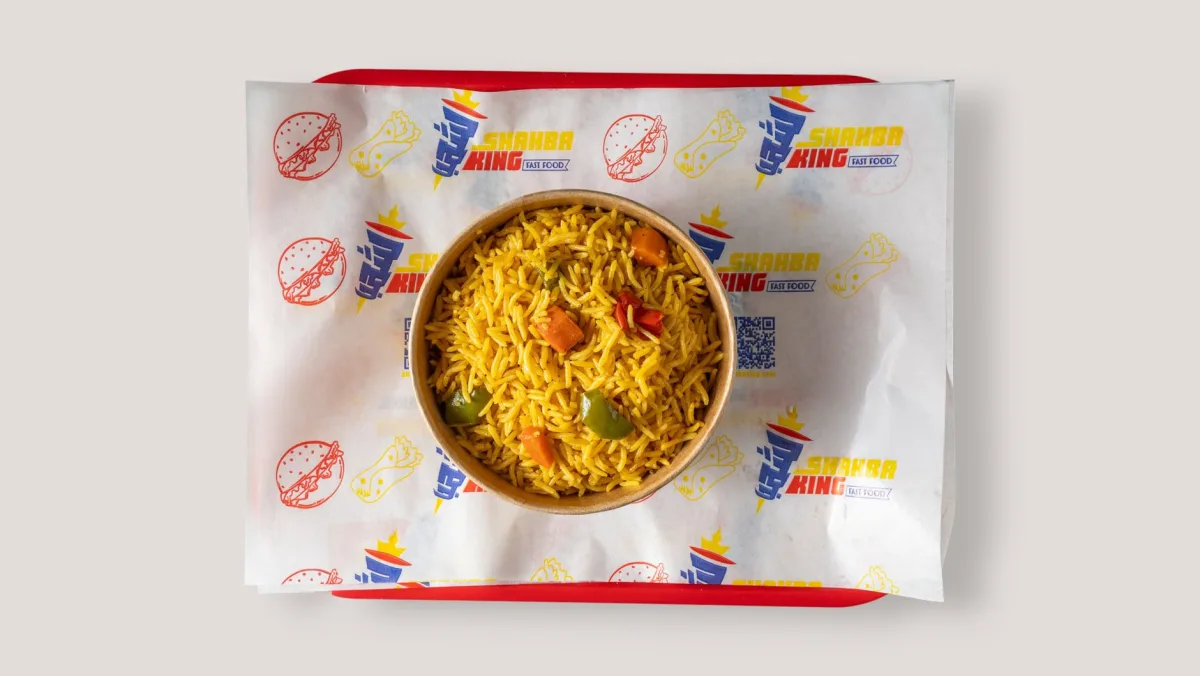 Épices entières du biryani mauricien : cardamome, cannelle, clous de girofle et cumin sur une planche