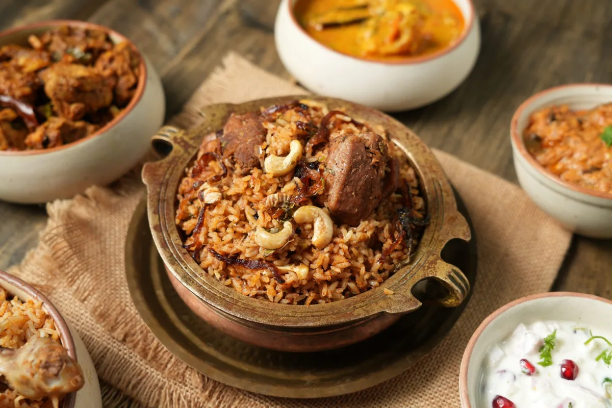 Plat de biryani mauricien servi, garni de noix de cajou dorées, raisins secs et coriandre fraîche