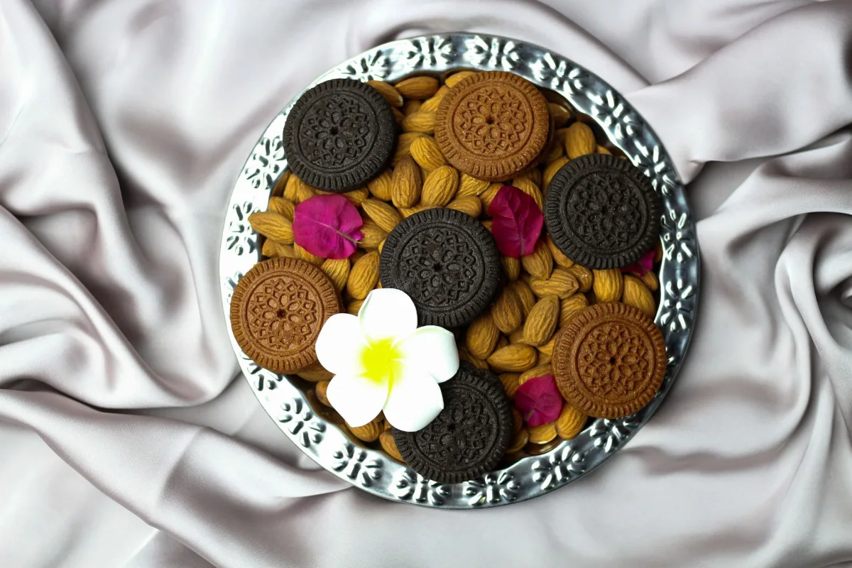 Ingrédients du biscuit aux amandes pesés : poudre d'amandes, beurre, sucre, œufs et farine