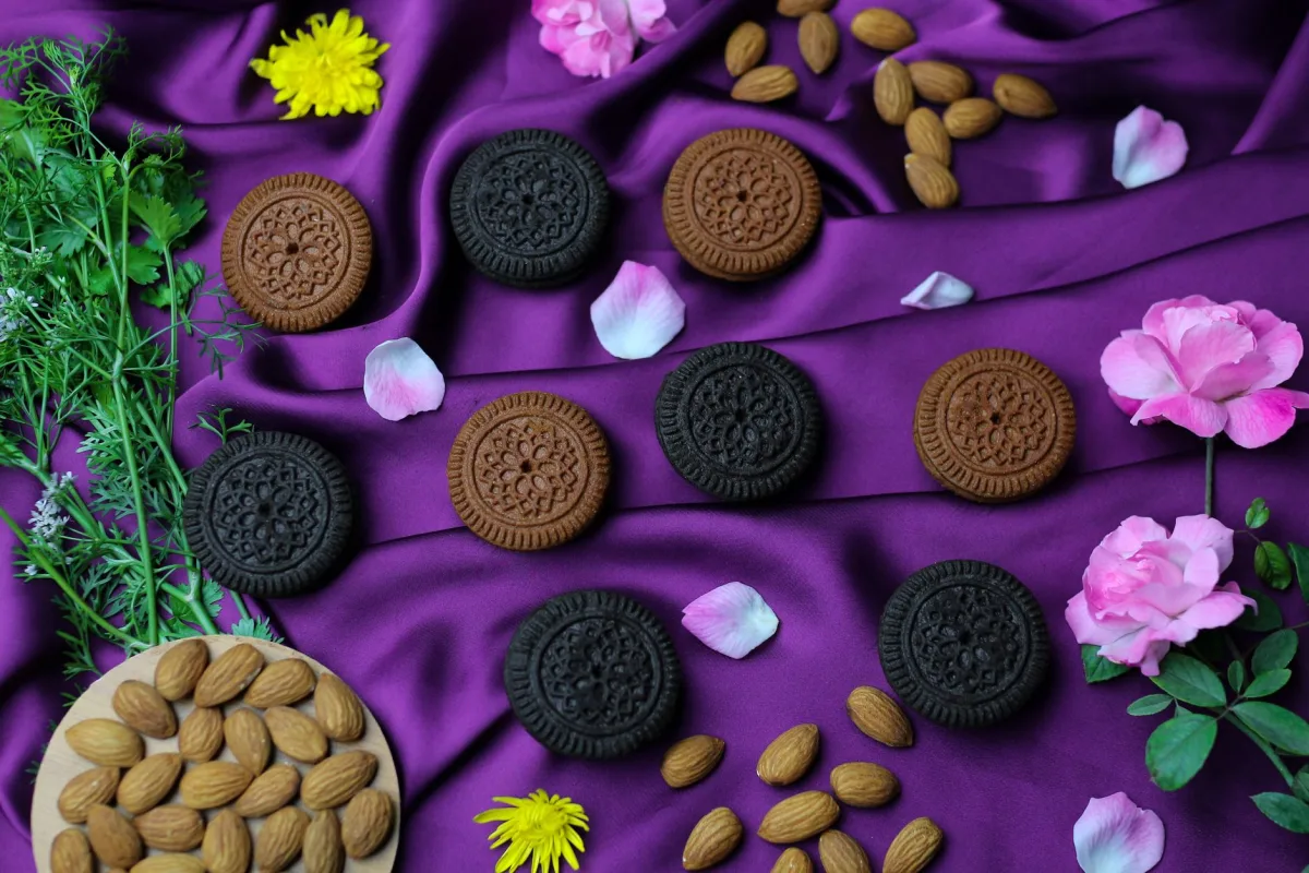 Biscuits aux amandes dorés sur une plaque de cuisson à la sortie du four