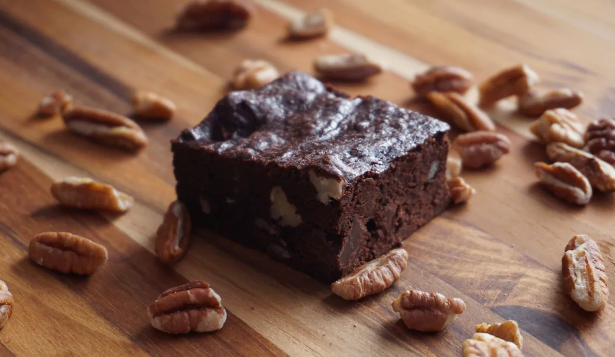 Test de cuisson du brownie aux noix avec la pointe d'un couteau