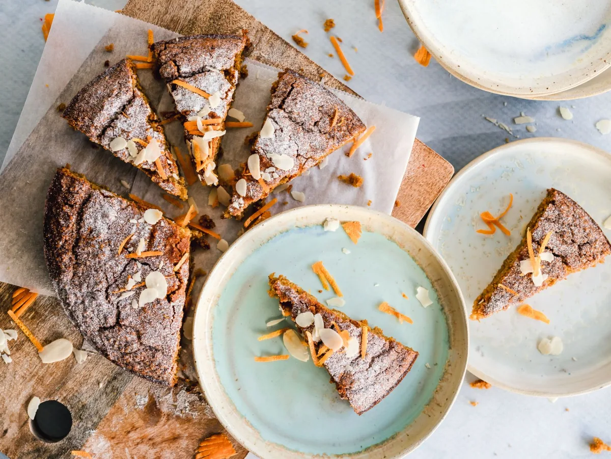 Ingrédients du gâteau aux amandes pesés : poudre d'amandes, œufs, sucre, beurre fondu et farine