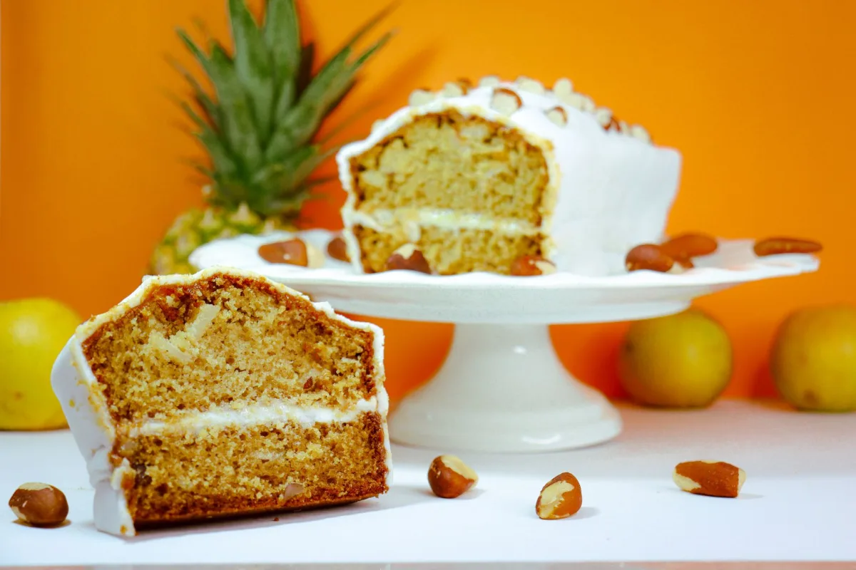 Part de gâteau aux amandes tranchée montrant une mie dense et humide