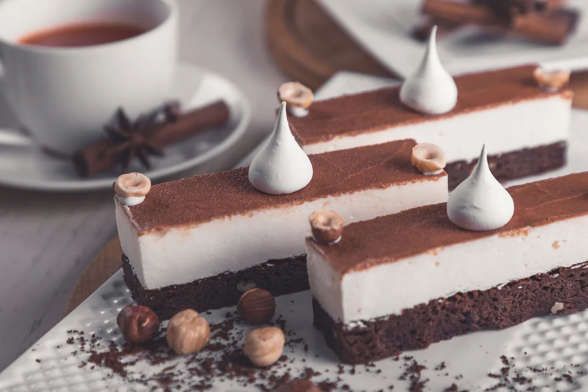 Incorporation des blancs en neige à l'appareil au chocolat et aux noisettes à la maryse