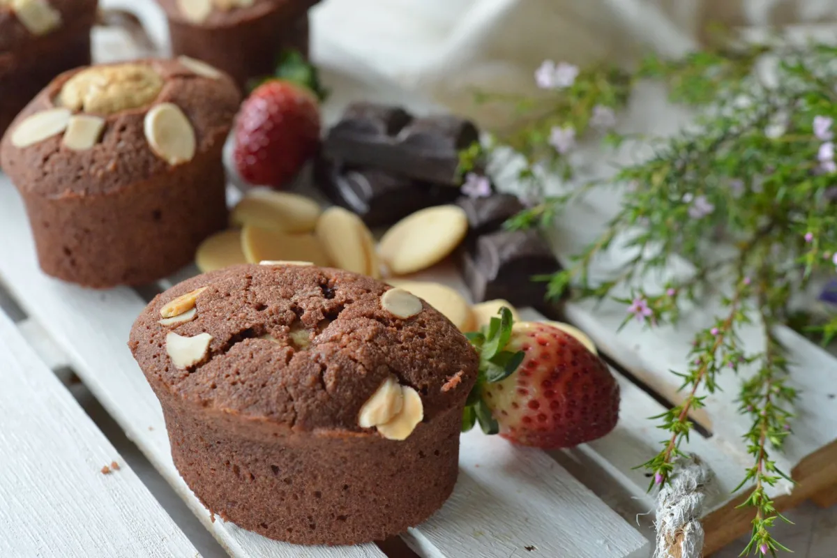 Muffin aux myrtilles et amandes coupé en deux montrant une mie aérée et des myrtilles entières