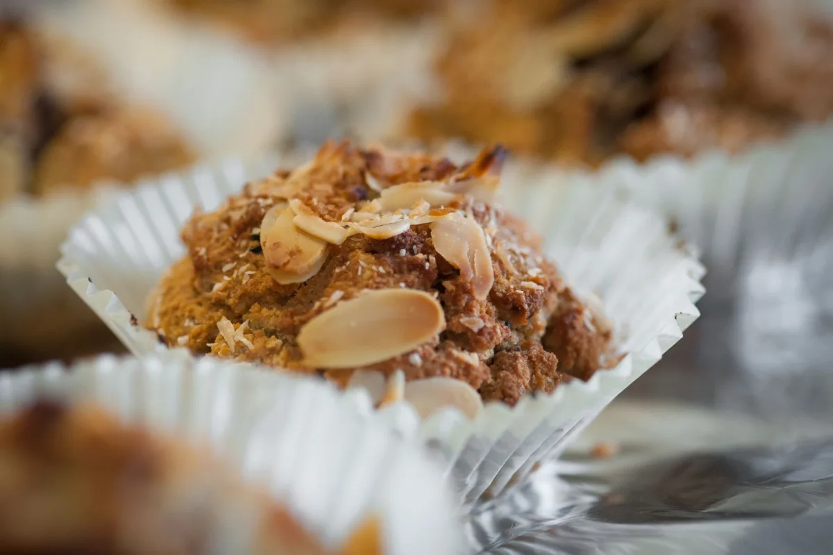 Ingrédients pesés pour des muffins myrtilles amandes : farine, poudre d'amandes, myrtilles, œufs et beurre fondu