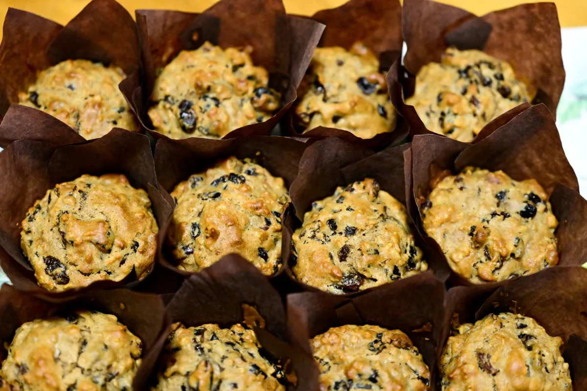 Cerneaux de noix et raisins secs roulés dans la farine avant incorporation à une pâte à gâteau
